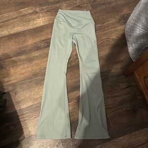 Yogalicious sage green, small cross flare leggings